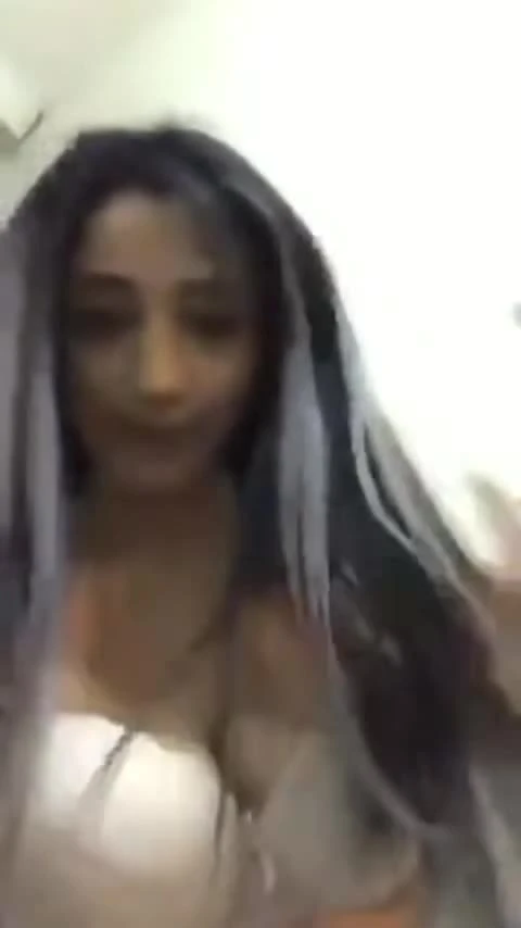 Güzel Memeli Türk Kızı Canlı Yayında Kendini Sergiledi