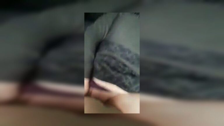 Türbanlı Elif Arabada Acı Çekerek Sikilmeye Doymuyor